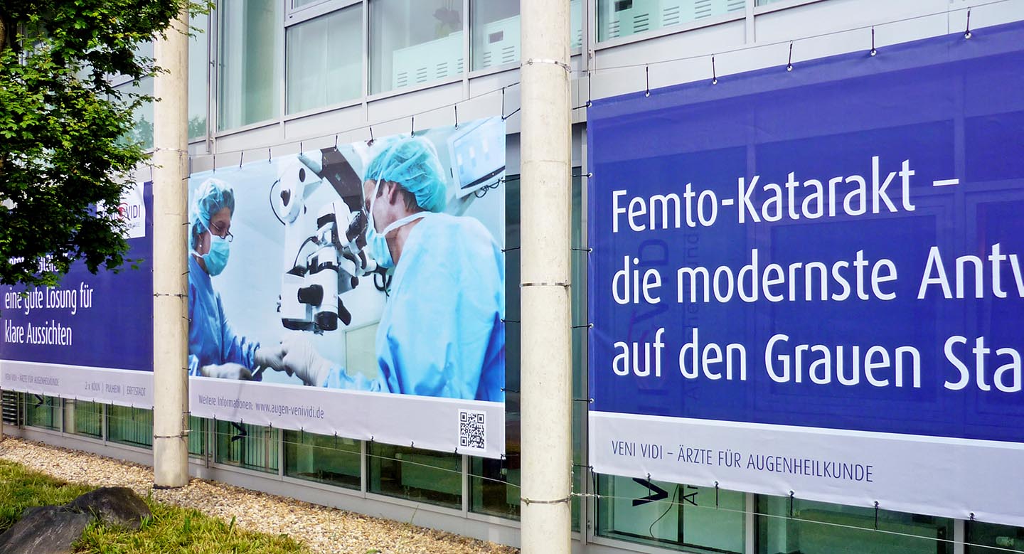 Textilbanner mit Aufh&#228;ngung versehen und Montage vor Ort