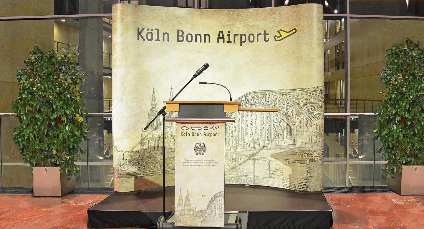 Messe-Stellwand Beklebung und Pultbeklebung mit bedruckter Folie